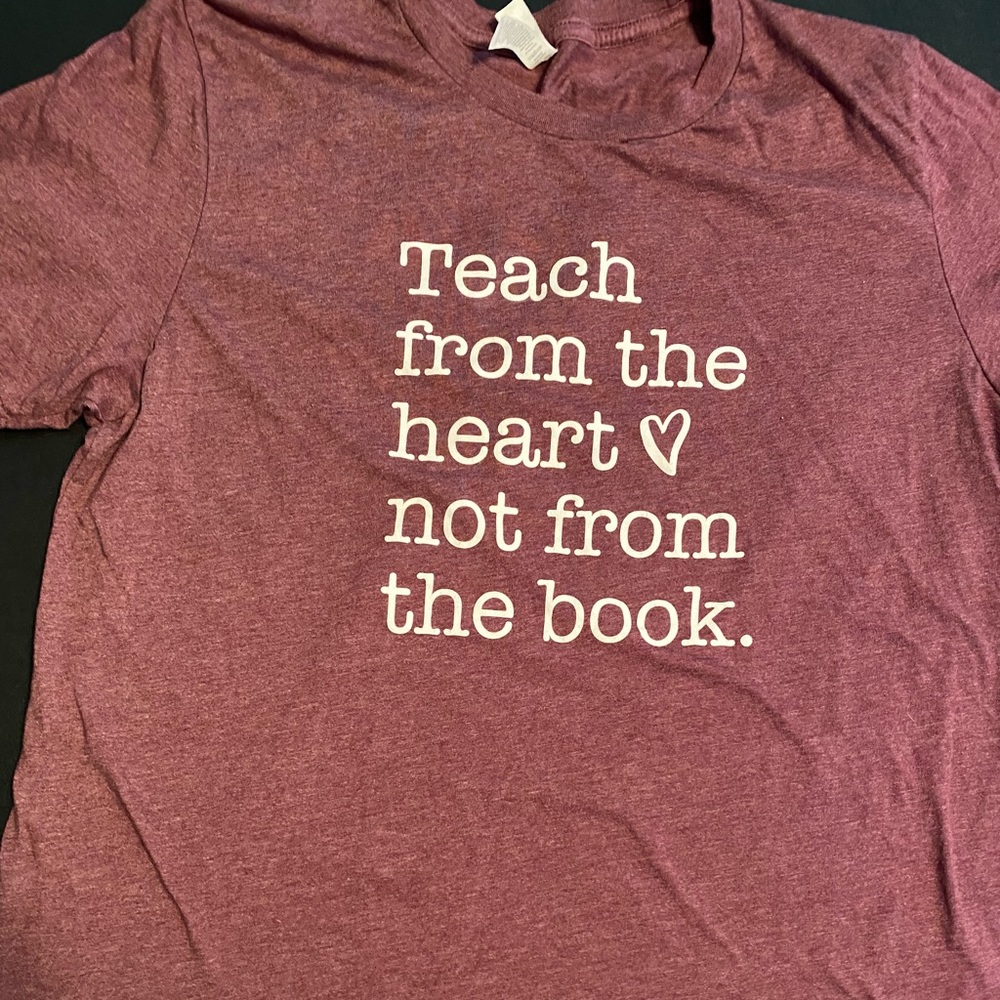 EUC - heathered maroon tee . ❤️